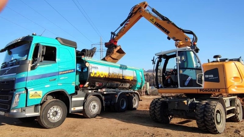 Baustoff Transport mit Sattelzug